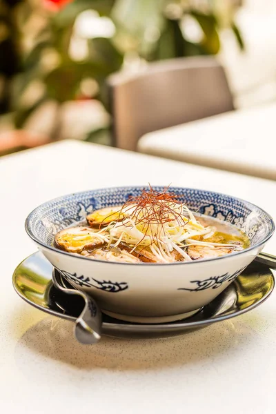 Umami Ramen com ovo cozido com crista de char e brotos de feijão — Fotografia de Stock