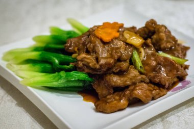 Tuzlu sos zencefil ve kuşkonmaz ile kızartma avustralya sığır eti karıştırın