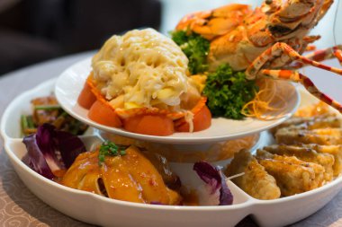  Istakoz ve diğer aperatifler ile Beş Kombinasyon Deluxe ıstakoz Tabağı