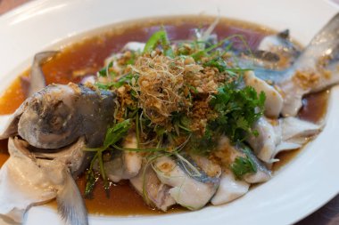 üstüne parsely ve kızarmış arpacık ile üstün sos lu yağ haşlanmış Pontus Pomfret balık