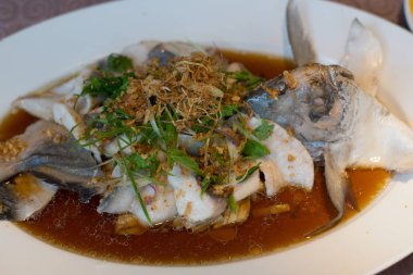 üstüne parsely ve kızarmış arpacık ile üstün sos lu yağ haşlanmış Pontus Pomfret balık