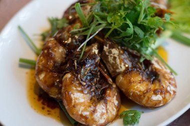 Üstün Soya Soslu Ve üstüne maydanoz ile süslenmiş Kavrulmuş Kral Karides 