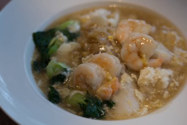 Kanton Tarzı Deniz Ürünleri Hor Fun düz pirinç erişte, karides, sebze ile