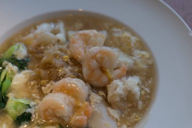 Kanton Tarzı Deniz Ürünleri Hor Fun düz pirinç erişte, karides, sebze ile