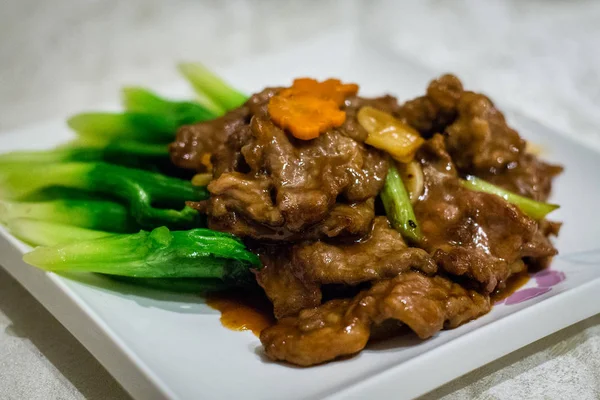 Mexer carne australiana frita com gengibre e espargos em molho salgado — Fotografia de Stock