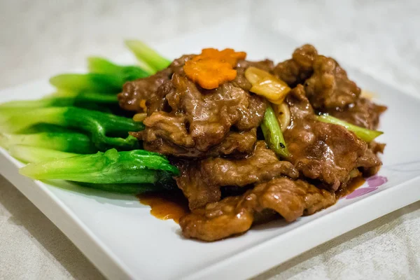 Australisches Rindfleisch mit Ingwer und Spargel in pikanter Sauce anbraten — Stockfoto