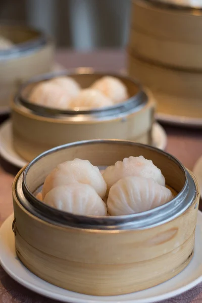 Bir bambu sepette Su Kestanesi ile Superior Har Kao Karides Köfte