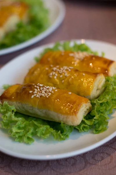Gebackener Grill Windbeutel chinesischer Dim Sum auf Salat — Stockfoto
