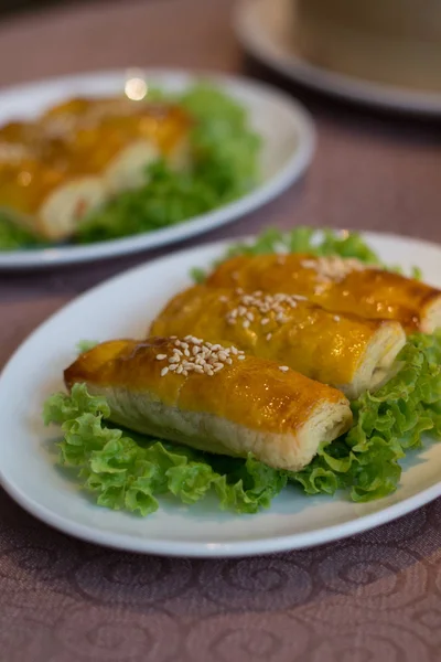 Pečené Barbeque kuřecí zoban čínský matný součet na hlávkovém salátu — Stock fotografie