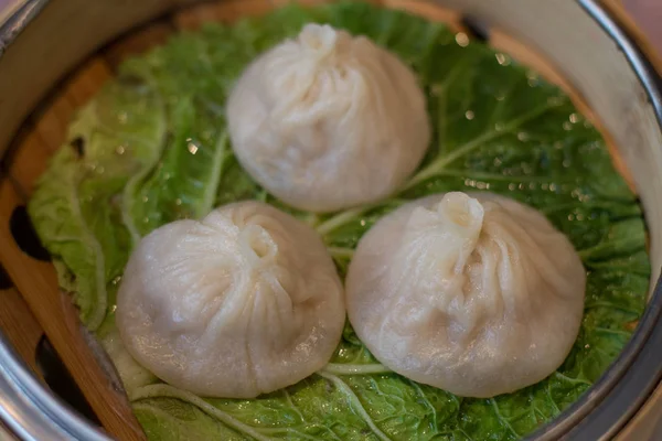 Vapor Xangai xiao longo bolinho de sopa de bao em uma cesta de bambu — Fotografia de Stock