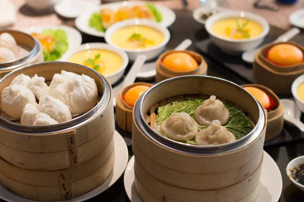 Surtido chino dim sum dian xin sopa dumplings y puffs en cestas de bambú — Foto de Stock