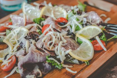 Marine biftek mesclun salata, füme peynir, kiraz domates, soğan, limon ile Kavrulmuş Sığır Tabağı