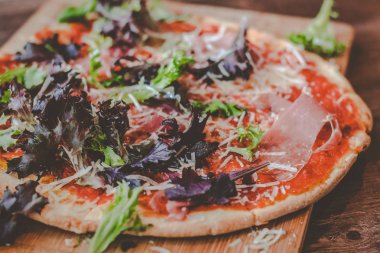 Domates, mozzarella peyniri, prosciutto ve karışık yeşillikile Pizza parma jambon