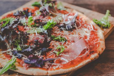 Domates, mozzarella peyniri, prosciutto ve karışık yeşillikile Pizza parma jambon