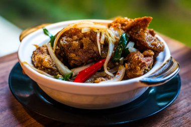 biber, soğan ve taze soğan ile kızartma gevrek altın kızarmış tavuk karıştırın