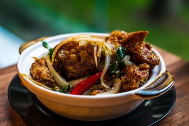 biber, soğan ve taze soğan ile kızartma gevrek altın kızarmış tavuk karıştırın