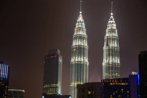 Vista de Petronas Twin Towers à noite em Kuala Lumpur Malásia — Fotografia de Stock