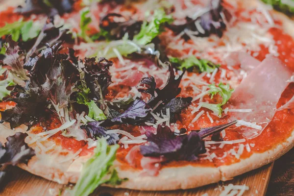 토마토, 모짜렐라 치즈, 프로슈토, 혼합 채소를 곁들인 피자 파르마 햄 — 스톡 사진
