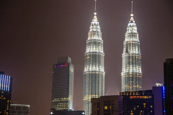 Uitzicht op de Petronas Twin Towers bij nacht in Kuala Lumpur Maleisië — Stockfoto