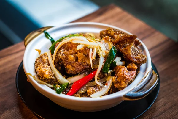 Stir fry crispy golden fried chicken with chilli, onions and spring onions — Stock Photo, Image