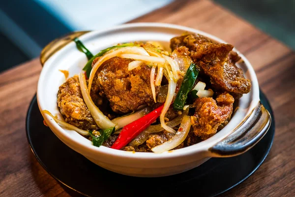 Stir fry crispy golden fried chicken with chilli, onions and spring onions — Stock Photo, Image