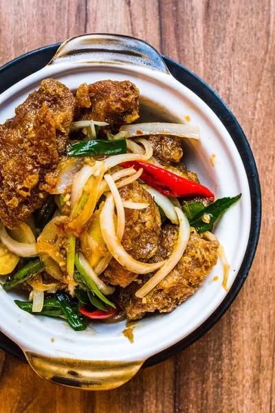 Stir fry crispy golden fried chicken with chilli, onions and spring onions — Stock Photo, Image