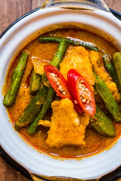 Curry peixe suave com pimenta, dedos de senhora, quiabo, feijão longo, feijão de pressão — Fotografia de Stock