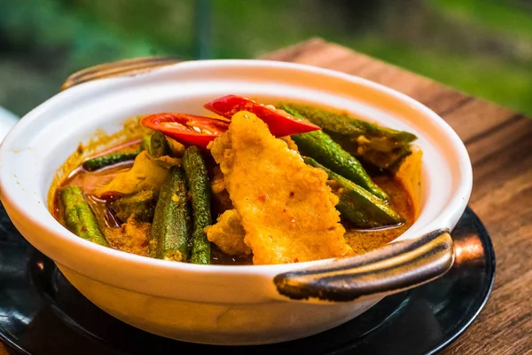 Curry peixe suave com pimenta, dedos de senhora, quiabo, feijão longo, feijão de pressão — Fotografia de Stock