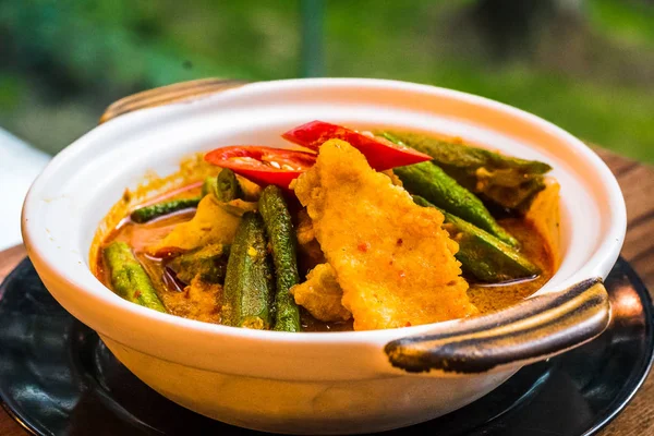 Mildes Fischcurry mit Chili, Damenfingern, Okra, langen Bohnen, Stangenbohnen — Stockfoto