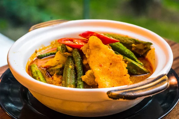 Mildes Fischcurry mit Chili, Damenfingern, Okra, langen Bohnen, Stangenbohnen — Stockfoto