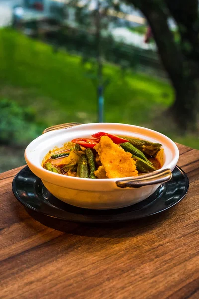 Mildes Fischcurry mit Chili, Damenfingern, Okra, langen Bohnen, Stangenbohnen — Stockfoto