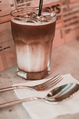 Buz ve uzun bir bardak ile Aromatik soğuk espresso latte 