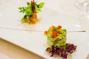 bir porselen plaka soğuk karides salata ve avokado ve çan biber Capsicum salsa meze