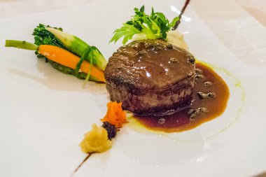 siyah biber sosu ile ızgara ribeye Sığır biftek ve havuç, kuşkonma ve salata ile servis