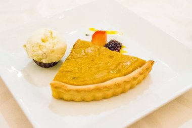 kabak pasta bir dilim vanilyalı dondurma ve ahududu ve çilek ile servis