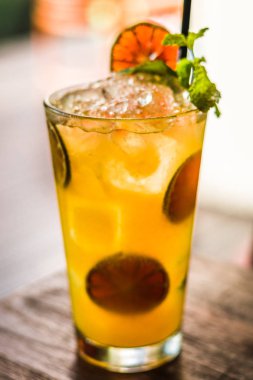 Uzun bir cam içinde ev yapımı Falernum, zencefil bira ve tutku meyvesi ile votka veya ROM