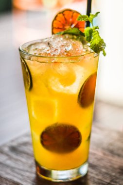 Uzun bir cam içinde ev yapımı Falernum, zencefil bira ve tutku meyvesi ile votka veya ROM