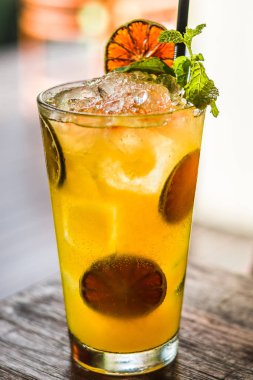 Uzun bir cam içinde ev yapımı Falernum, zencefil bira ve tutku meyvesi ile votka veya ROM