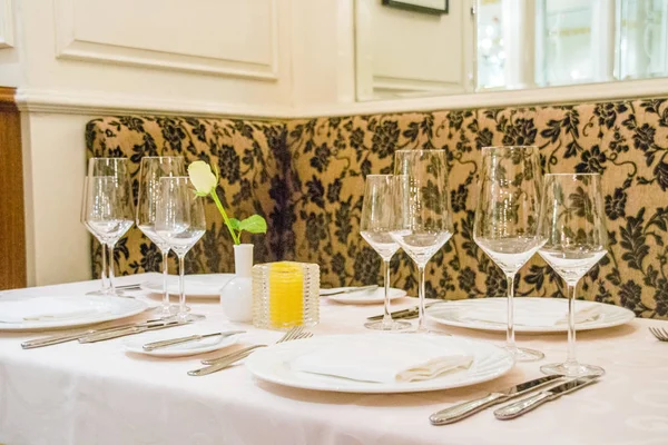 Bel intérieur restaurant français avec lustres en cristal et sièges de table avec vaisselle en porcelaine de Chine — Photo