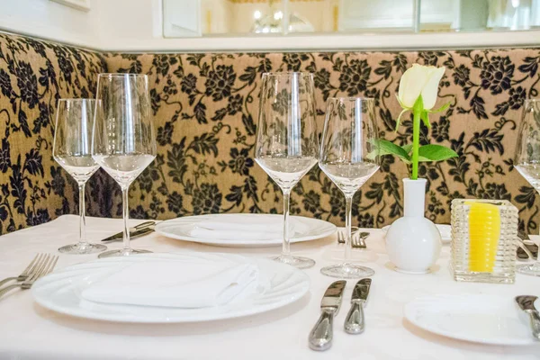 Beautiful french restaurant interior with crystal chandeliers and table seating with china porcelain tableware — Stock Photo, Image