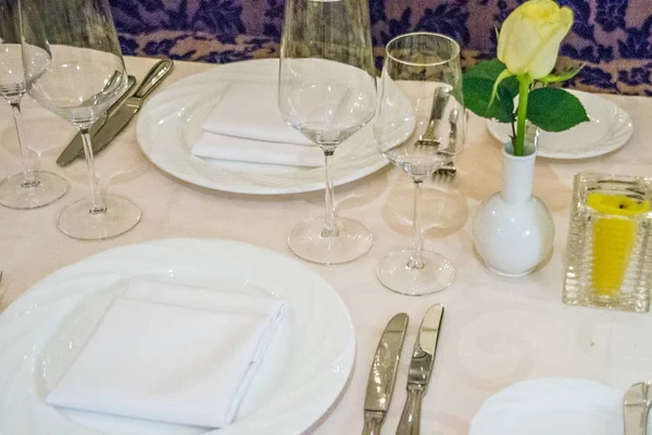 Vacker fransk restaurang interiör med kristall kronor och bord sitt platser med porslin porslin servis — Stockfoto