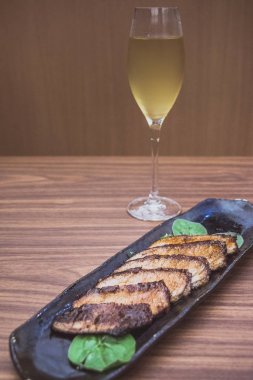 Garnitür Kurobuta Hoho Yaki Izgara Iberico Domuz Jowl ıspanak yaprakları servis