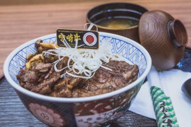 Wagyu Karubi Don waygyu sığır pirinç kase miso çorbası ve turşu ile servis yemek seti