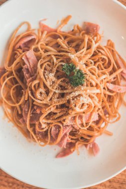 Aglio Olio Peperoncino Linguine & tavuk şeritler zeytinyağı, sarımsak ve biber gevreği ile attı. Parmesan peyniri ve maydanoz ile tepesinde.