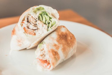 Bal Hardal Tavuk Wrap Rendelenmiş fırında kavrulmuş tavuk mayonez ve bal hardal sosu