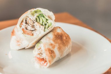 Bal Hardal Tavuk Wrap Rendelenmiş fırında kavrulmuş tavuk mayonez ve bal hardal sosu