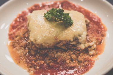 Tavuk Lazanya Katmanları kalın makarna kıymatavuk, domates sosu ve krema ile boğulmuş