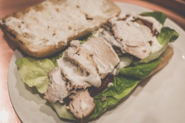 Fırında Kavrulmuş Tavuk ve marul ve domates mayonaise ile Ciabatta