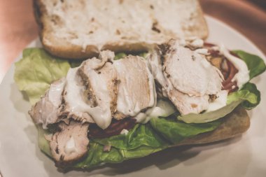 Fırında Kavrulmuş Tavuk ve marul ve domates mayonaise ile Ciabatta