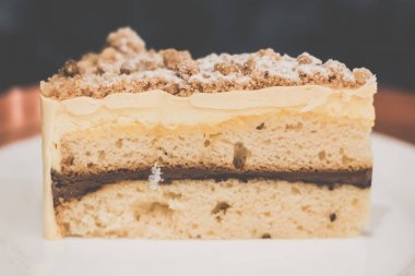 Jaffa Kek Vanilya pound kek zengin çikolata mus, portakal reçeli ve mus.ine arasında sandviç, badem yağı crumble ile tepesinde